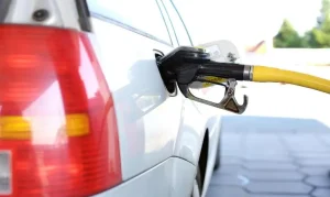 mobil sedang mengisi bbm